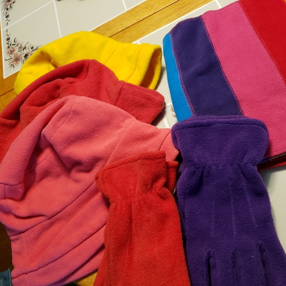 6  Pieces 1 Scarf 3 Hats and 2 Set of Gloves - Picture 3 of 16